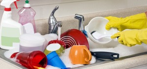 Cara Cuci Plastik agar Noda dan Bau Hilang